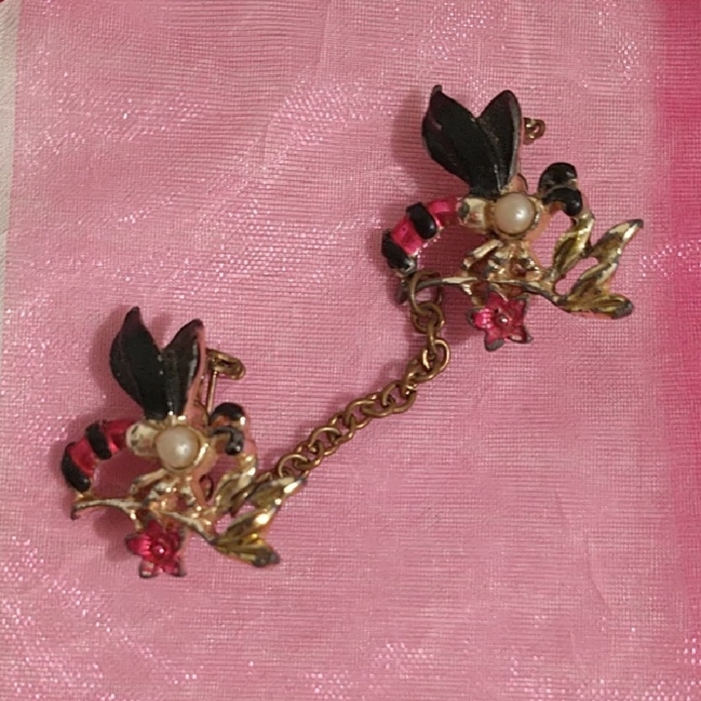 Vintage Elegant Black and Gold Floral Chain Broach